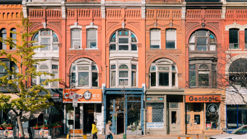 Queen St W